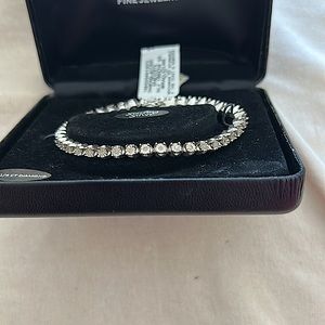 PERFECT GIFT FOR ANY OCCASION! NWT- 1/4 Carat Diamond Tennis Bracelet! Gorgeous!